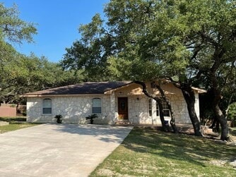 view of front of house featuring a front lawn