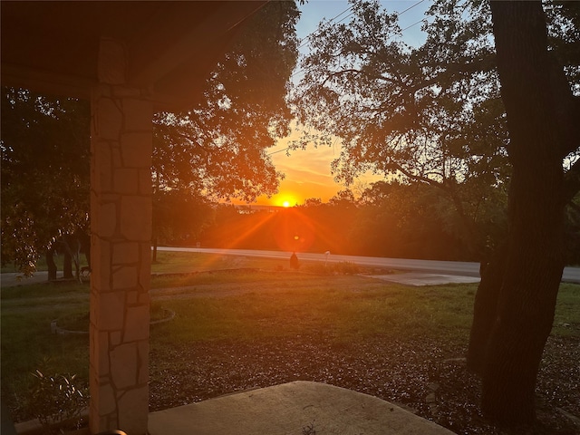 view of yard at dusk