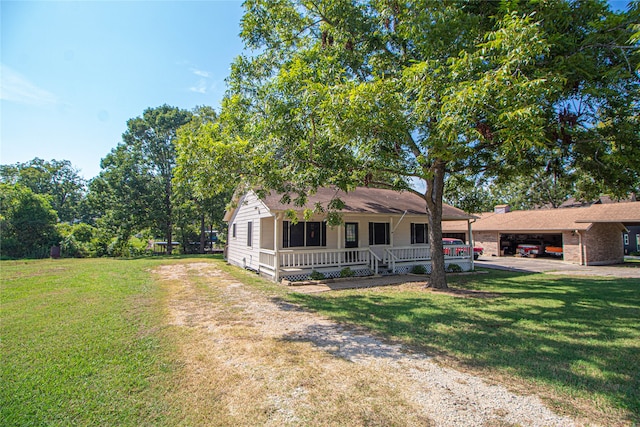 view of front of home with a front lawn