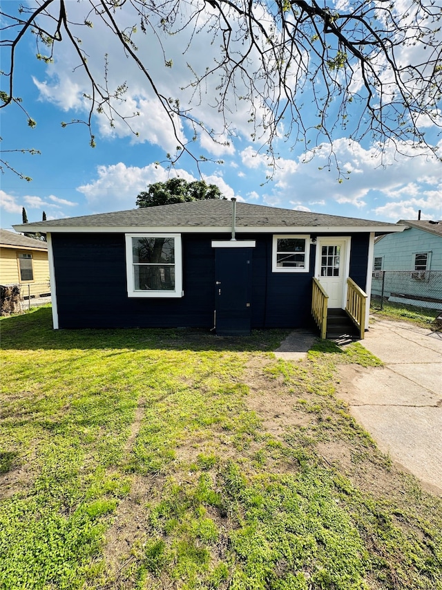 single story home featuring a front lawn