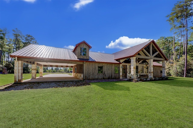 view of front of home with a carport and a front yard