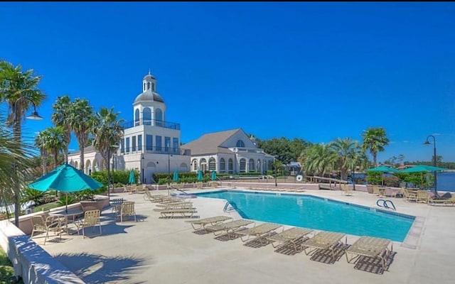 view of swimming pool featuring a patio