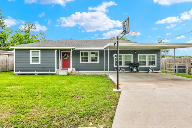 view of front of house featuring a carport and a front yard