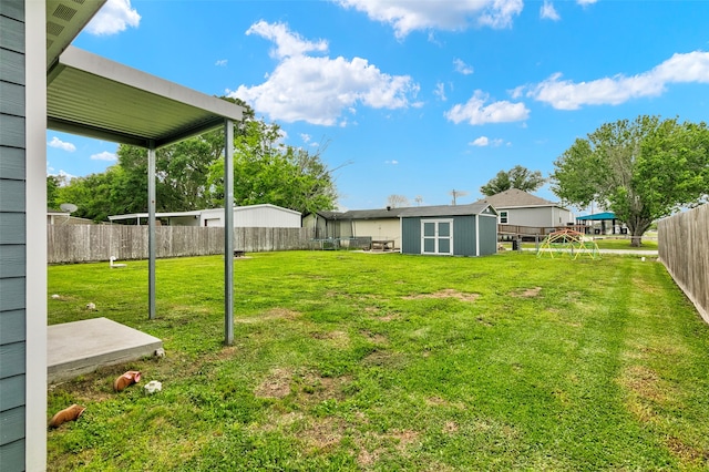 view of yard featuring a shed