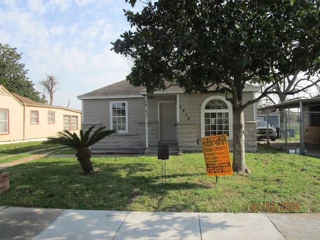 view of front of home featuring a front yard