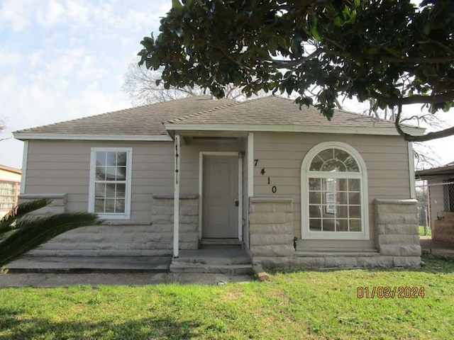 view of front of house featuring a front yard