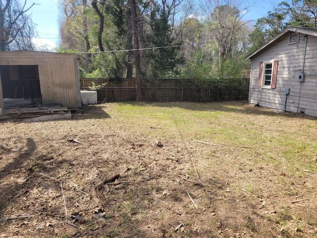 view of yard featuring an outdoor structure