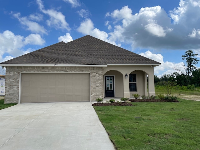 view of front of house featuring a garage and a front yard