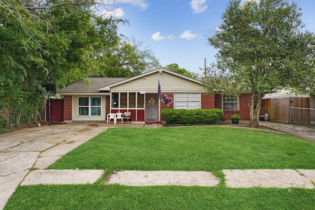 ranch-style house featuring a front yard