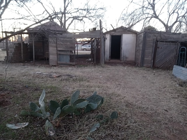 view of yard featuring a storage shed