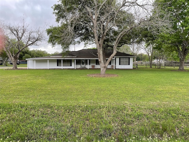 view of front facade featuring a front yard