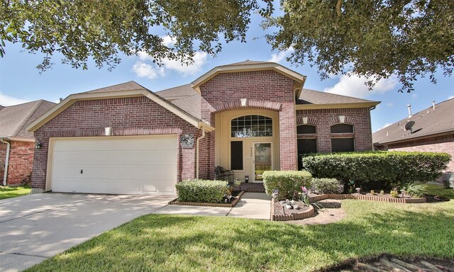 view of front of home featuring a front yard and a garage