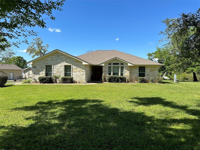 ranch-style house featuring a front yard