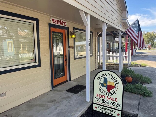 property entrance with covered porch