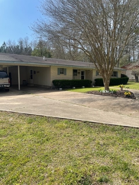 view of front of property with a carport and a front yard