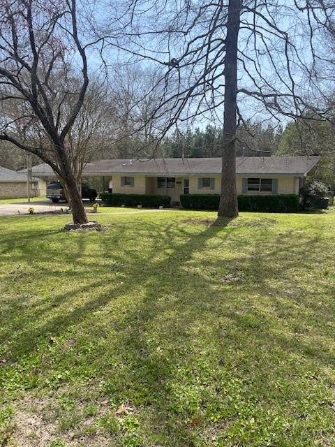 view of front of house with a front lawn