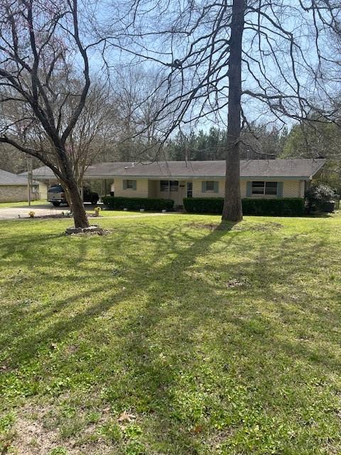 view of front of house featuring a front yard