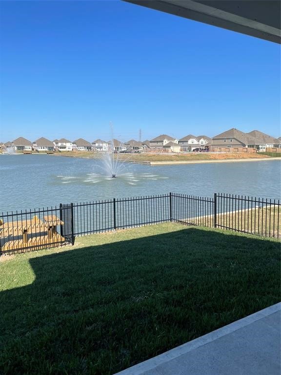 view of yard featuring a water view