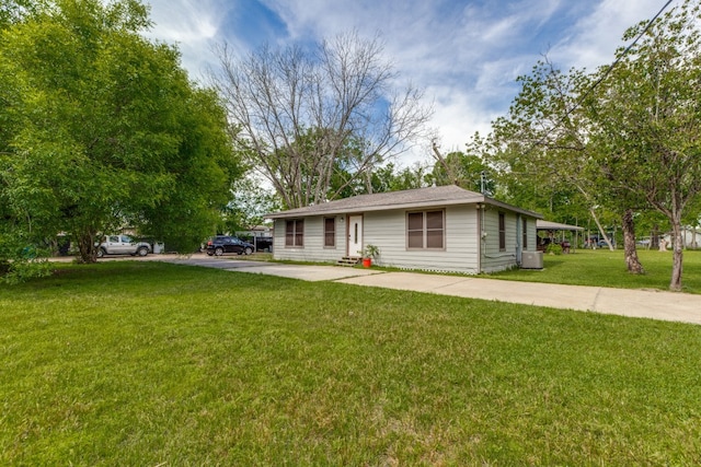 ranch-style house featuring a front lawn