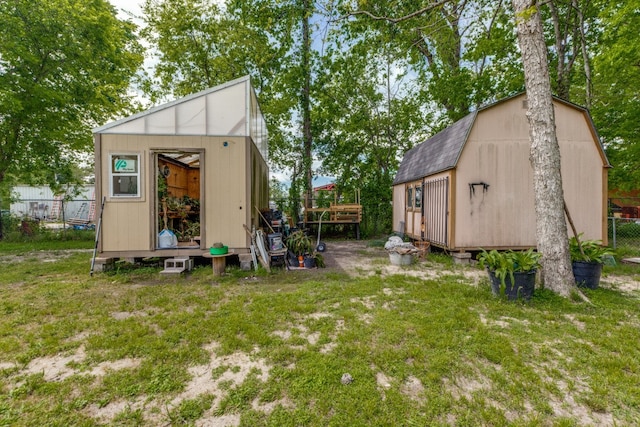 view of yard featuring a shed