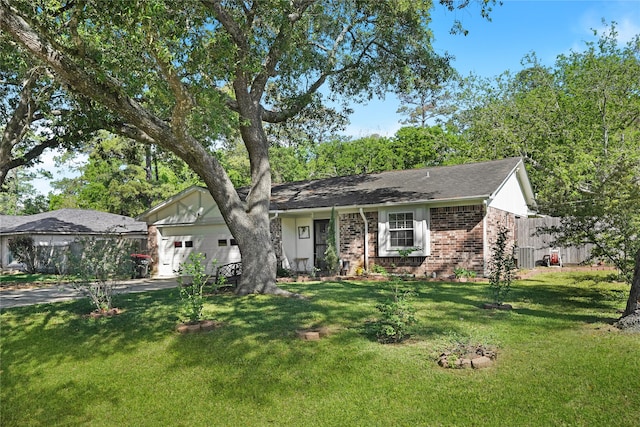 view of front of home featuring a front lawn and a garage