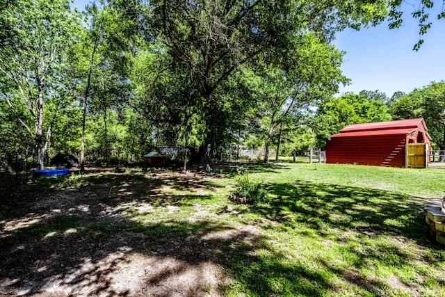 view of yard with a shed