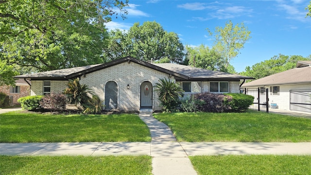 view of front of property featuring a front lawn