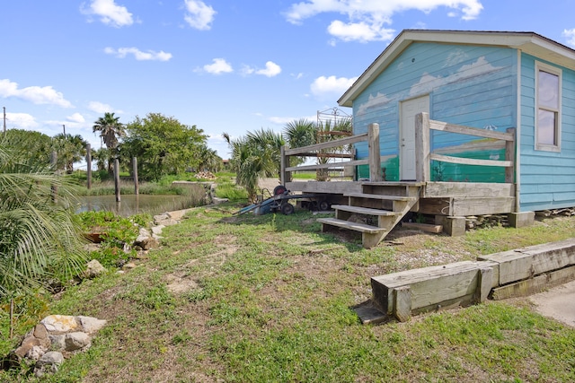 view of yard featuring an outdoor structure