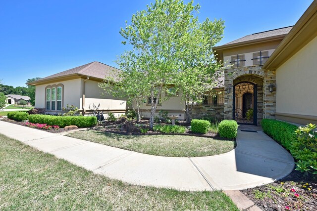 view of front of property with a front yard