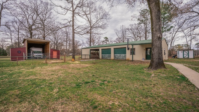 view of yard with an outdoor structure