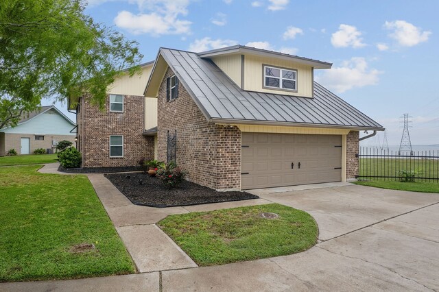 view of front of house featuring a front lawn and a garage