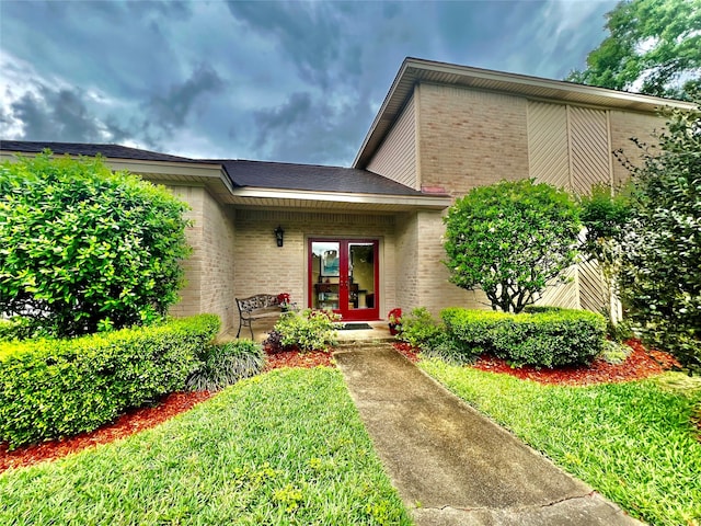 view of front facade with a front yard