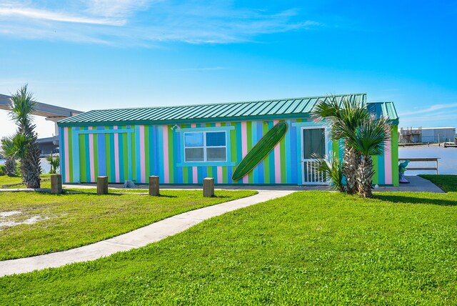 view of front facade featuring a front lawn