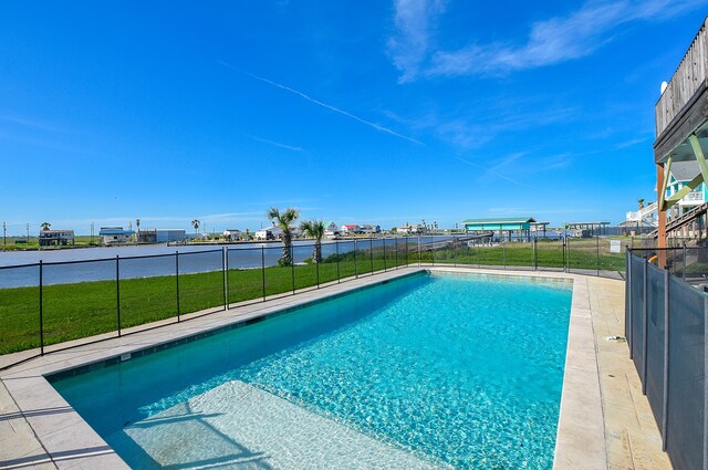 view of swimming pool with a yard