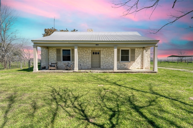 view of front facade with a yard