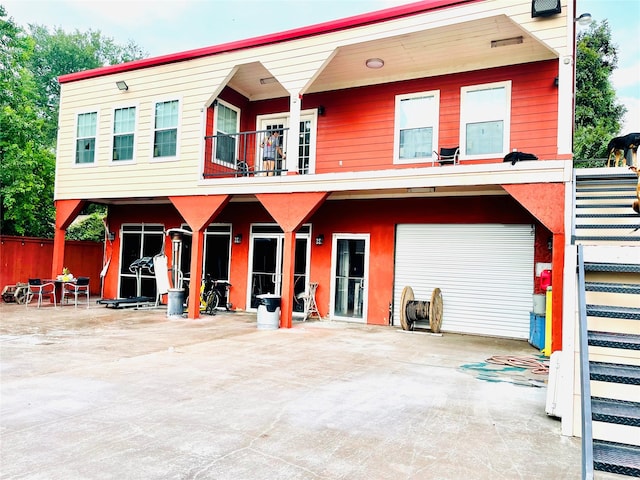 townhome / multi-family property featuring a patio