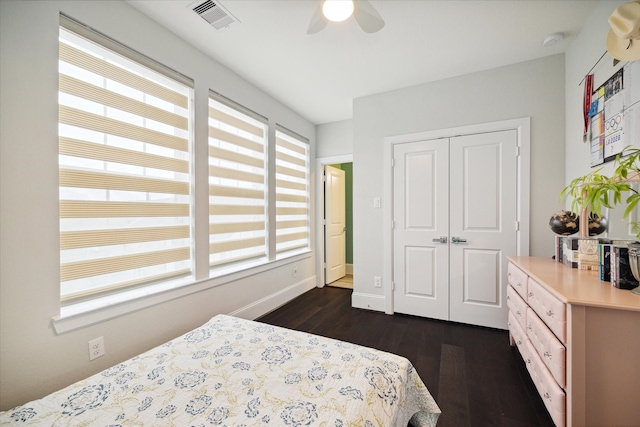 bedroom featuring dark wood-type flooring, ceiling fan, and a closet