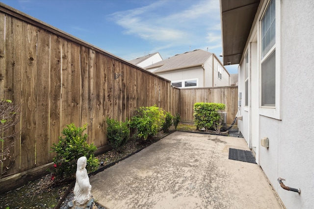 view of yard featuring a patio