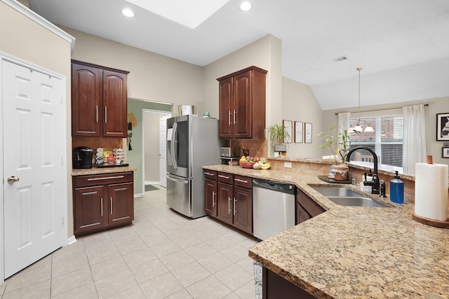 kitchen featuring a notable chandelier, sink, tasteful backsplash, stainless steel appliances, and pendant lighting