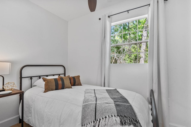 bedroom with ceiling fan