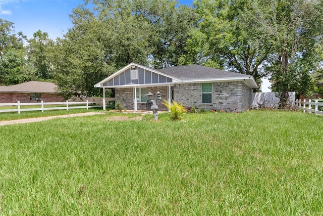 view of front of property featuring a front lawn