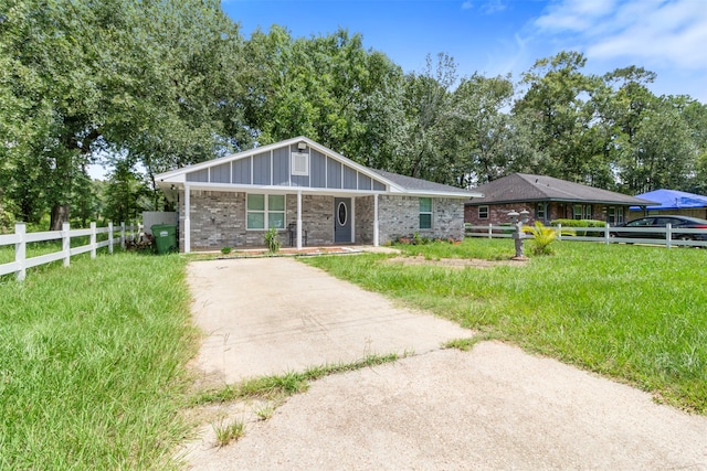 view of front of house featuring a front lawn and covered porch