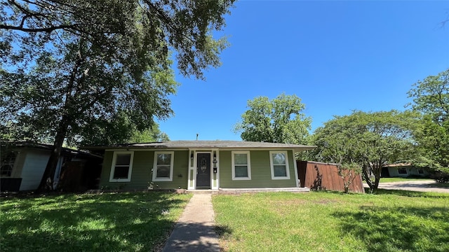 single story home featuring a front lawn