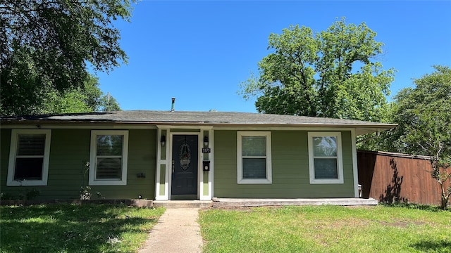 view of front of property featuring a front yard