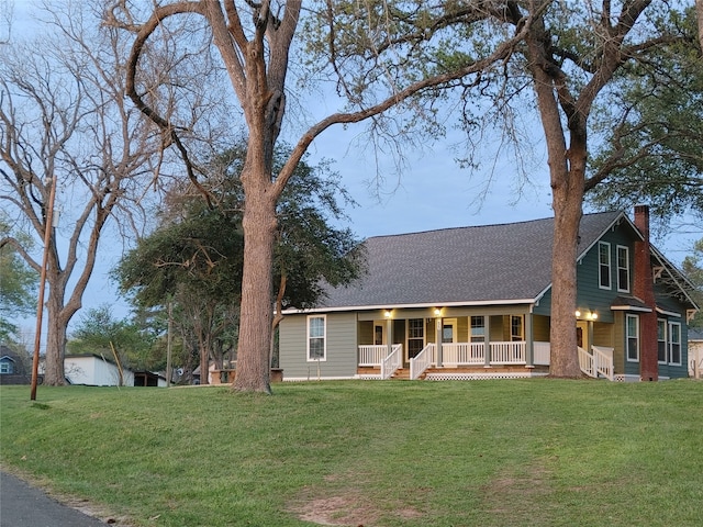 view of front of property featuring a porch and a front yard