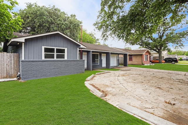 single story home featuring a front yard