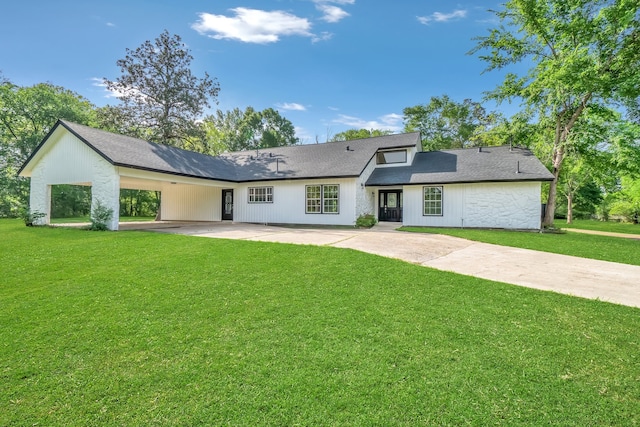 view of front of property featuring a front yard