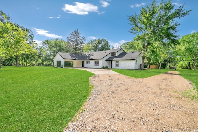 single story home with a front lawn