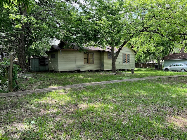 view of front of home featuring a front yard