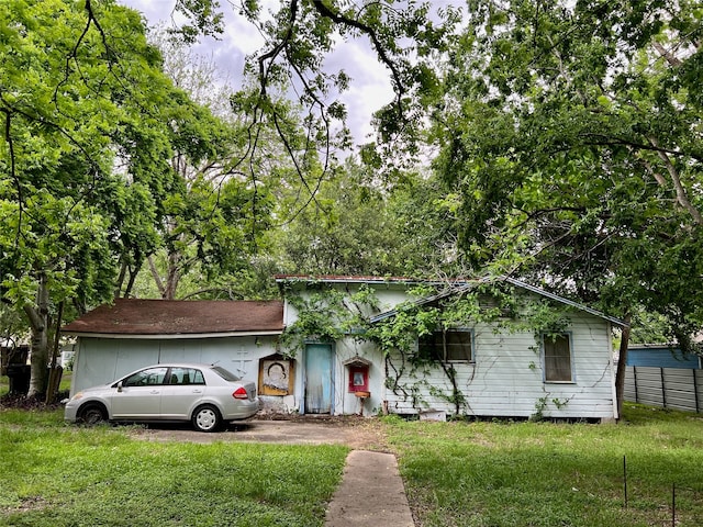 ranch-style home featuring a front yard